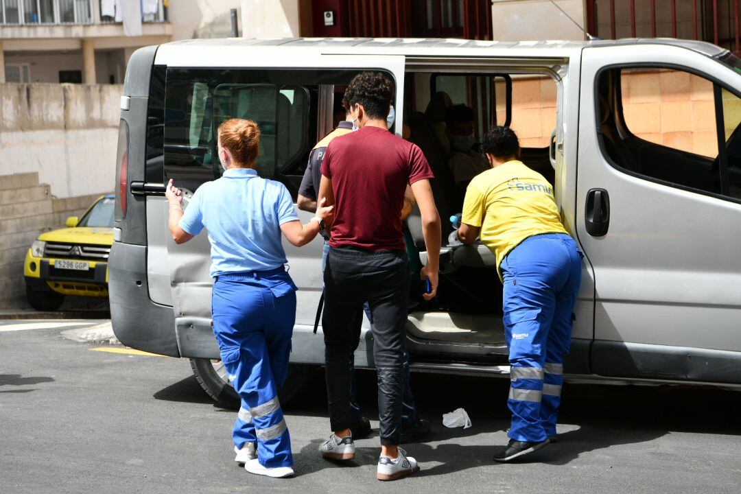 Trabajadores ayudan a uno de los menores marroquíes a las puertas del juzgado en la frontera de Tarajal, a 16 de agosto de 2021, en Ceuta (España).