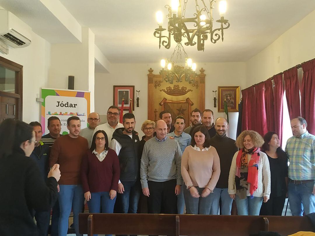 Foto de familia con los miembros de la corporación y los familiares de Gema Jiménez