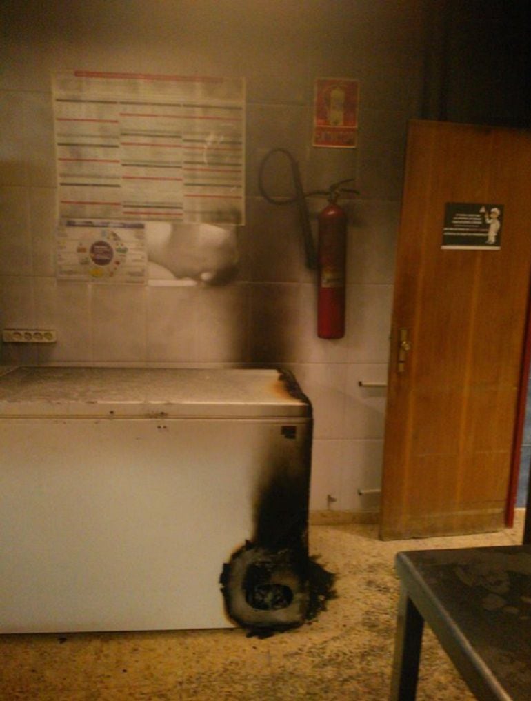 Arcón frigorífico donde comenzó el fuego