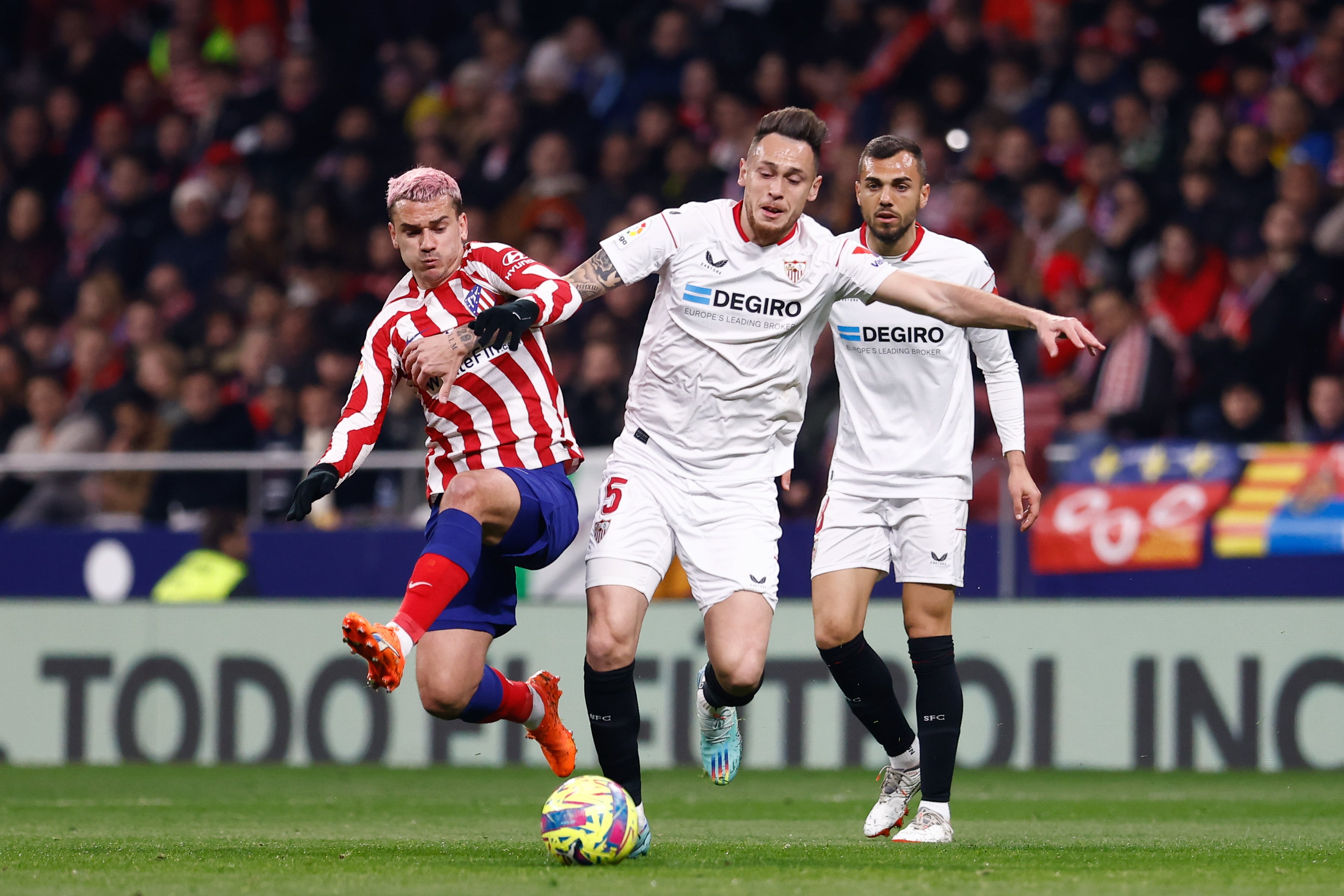 Griezmann y Ocampos pelean por un balón en el último Atleti - Sevilla del Metropolitano. (Photo By Oscar J. Barroso/Europa Press via Getty Images)