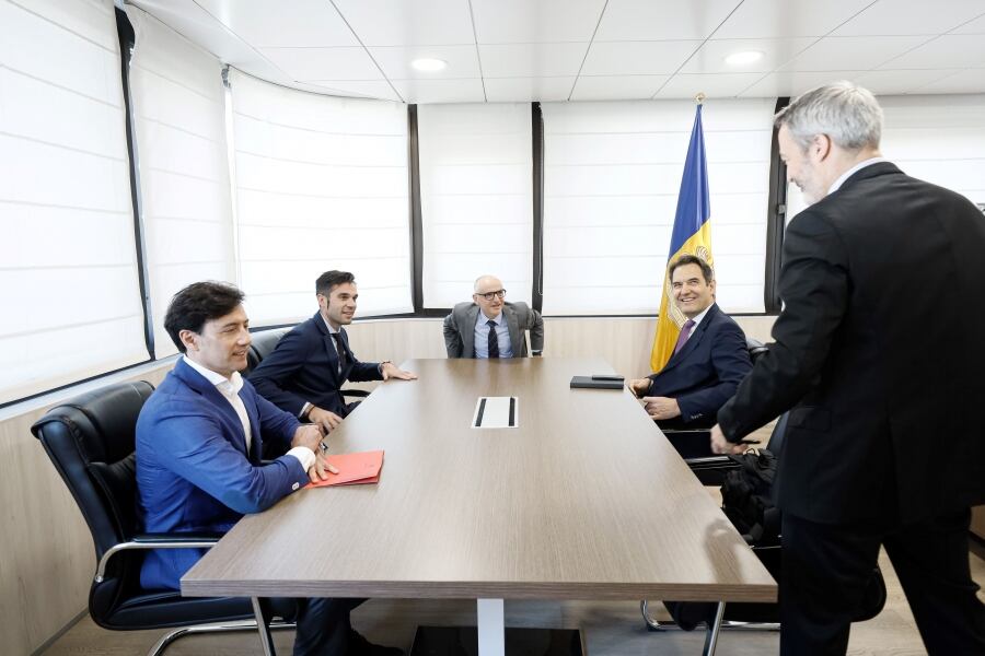El ministre de Finances, Ramon Lladós; el secretari d’Estat d’Afers Europeus, Landry Riba; i el secretari d’Estat de Transició energètica, Transports i Mobilitat, David Forné, van mantenir diverses trobades amb representants del Banc Europeu d'Inversions
