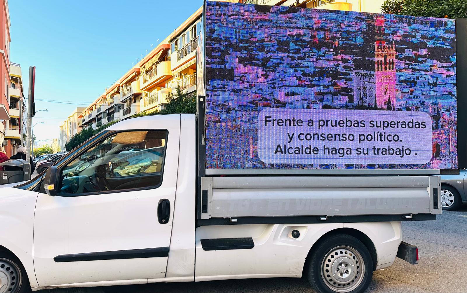 Protesta móvil de los trabajadores del Ayuntamiento de Sevilla en fraude de ley.