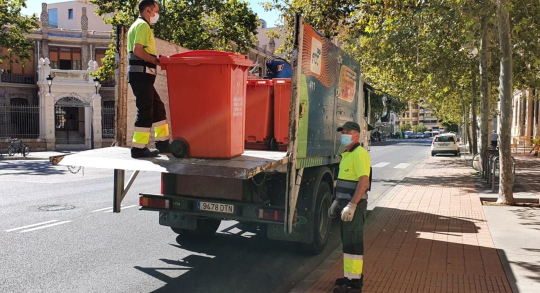 Recogida de contenedores de aceite doméstico