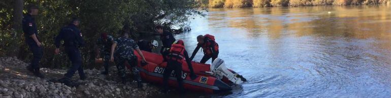 Momento en el que los bomberos de la Comunidad de Madrid localizan el cuerpo del cazador que se precipitó de su barca en el río Tajo, a la altura de Añover de Tajo, cuando cazaba patos 