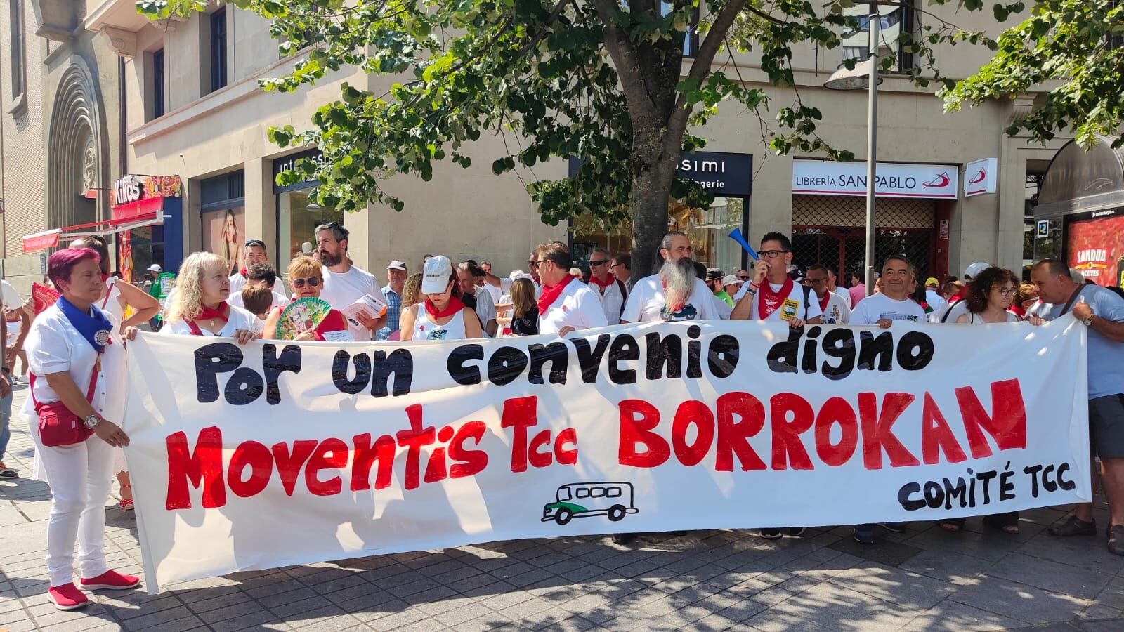 La plantilla de villavesas enfrente de la Delegación del Gobierno