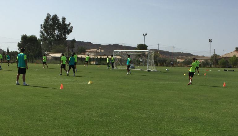 Los jugadores del Hércules entrenandose en las instalaciones de Fontcalent