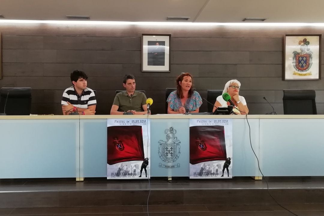 La alcaldesa de Burlada, Ana Góngora, con miembros de la corporación del ayuntamiento presentando a las personas encargadas de lanzar el txupinazo 