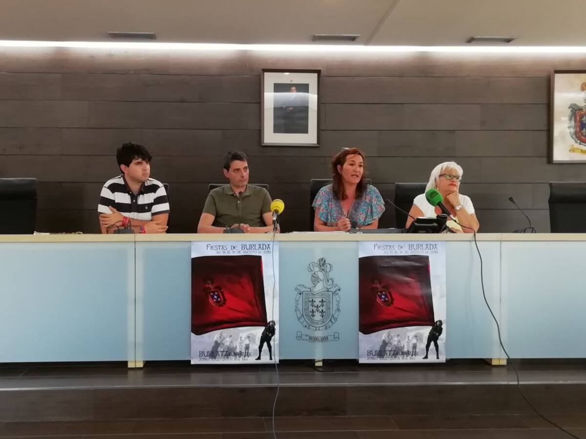 Burlatako Feministak y las mujeres de la Peña Aldabea lanzan el txupinazo de Burlada