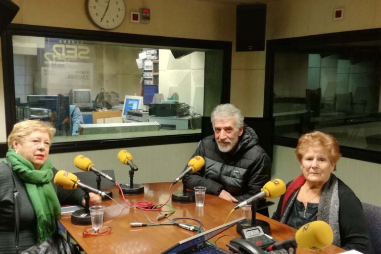 Raquel y Teresa dos de las impulsoras de la cocina social de San José Obrero junto al Presidente de la Asamblea Vecinal Zamora, Venacio Santos