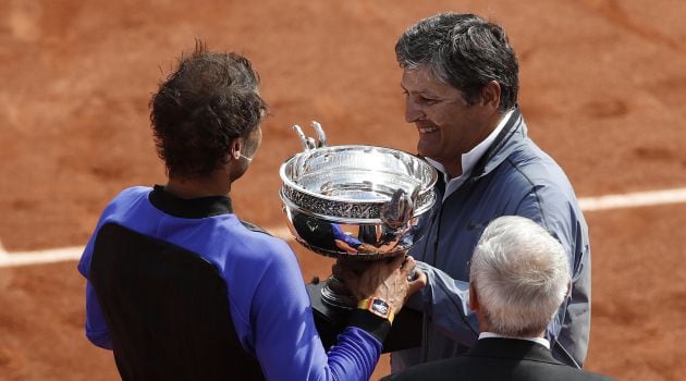 Toni Nadal y Rafa Nadal, con el trofeo de ganador de Roland Garros en 2017