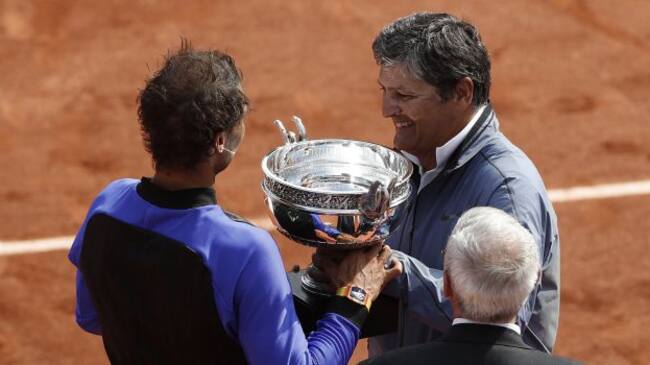 Toni Nadal y Rafa Nadal, con el trofeo de ganador de Roland Garros en 2017