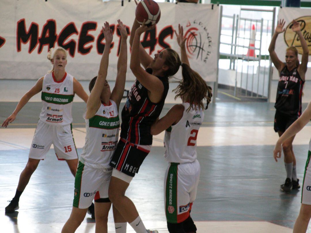 Las jugadoras del Idiazabal frenando el ataque del Magec Tías.