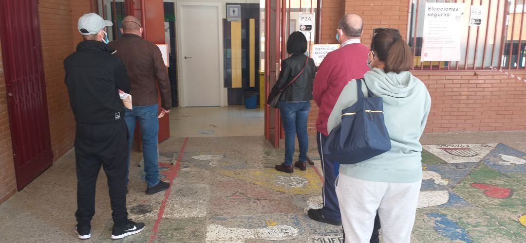 En los colegios electorales, filas para votar, pero guardando la distancia de seguridad.