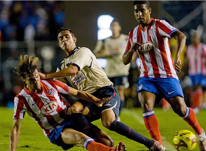 Cleber Santana y Valera pugnan por un balón