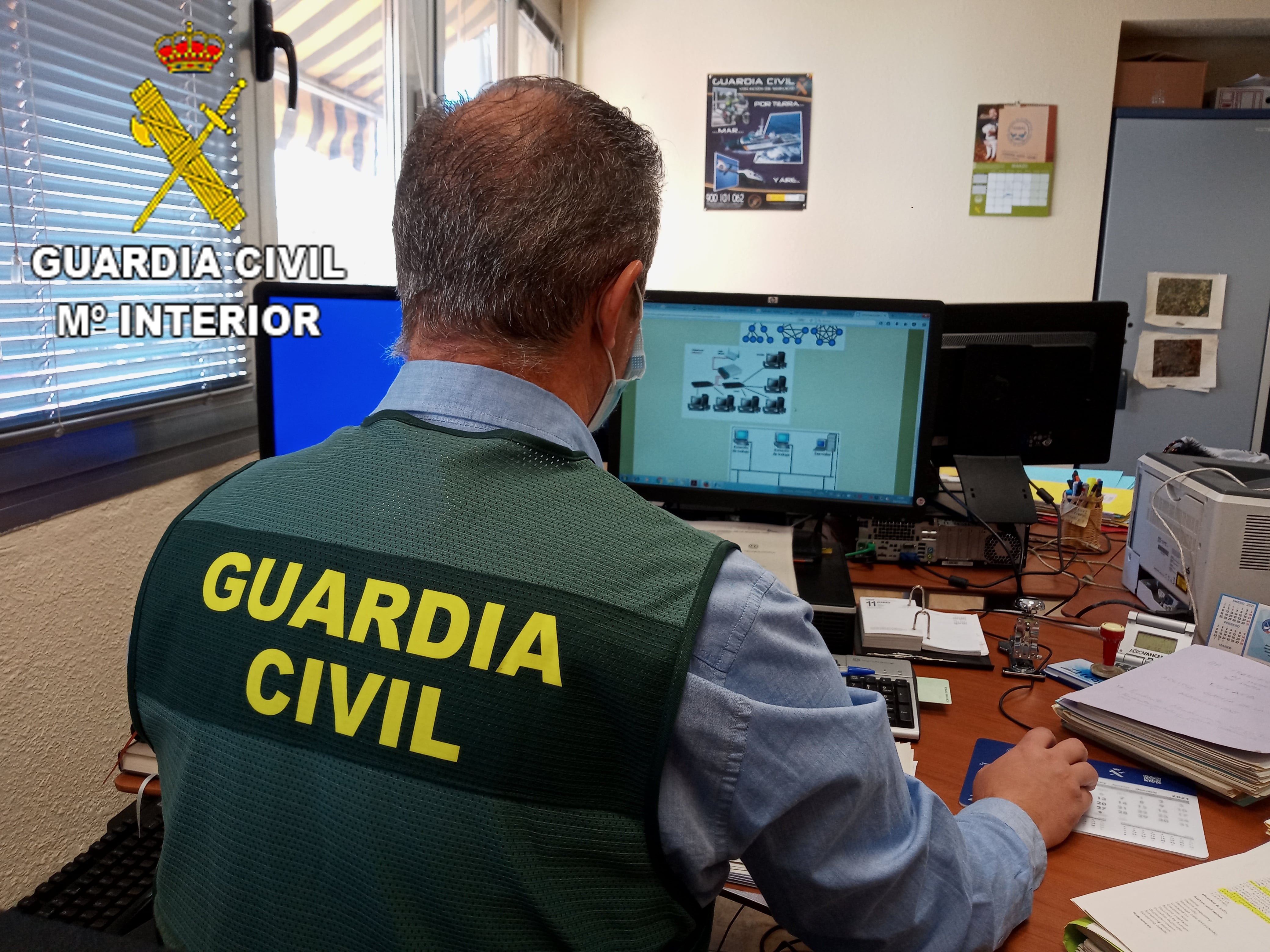 Agente de Guardia Civil investigando un suceso