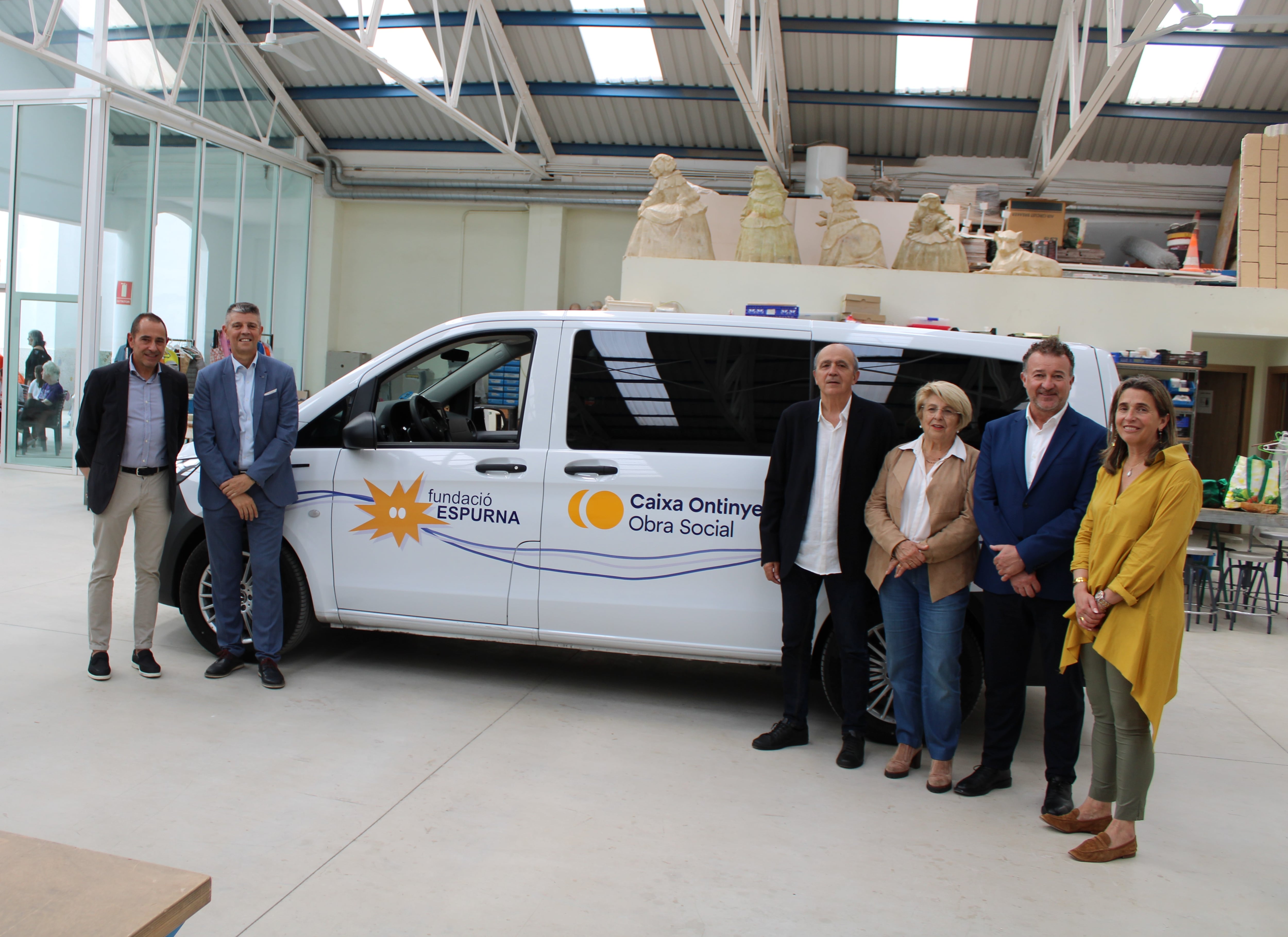 Momento de la donación de un coche eléctrico por parte de Caixa Ontinyent a la Fundació Espurna.