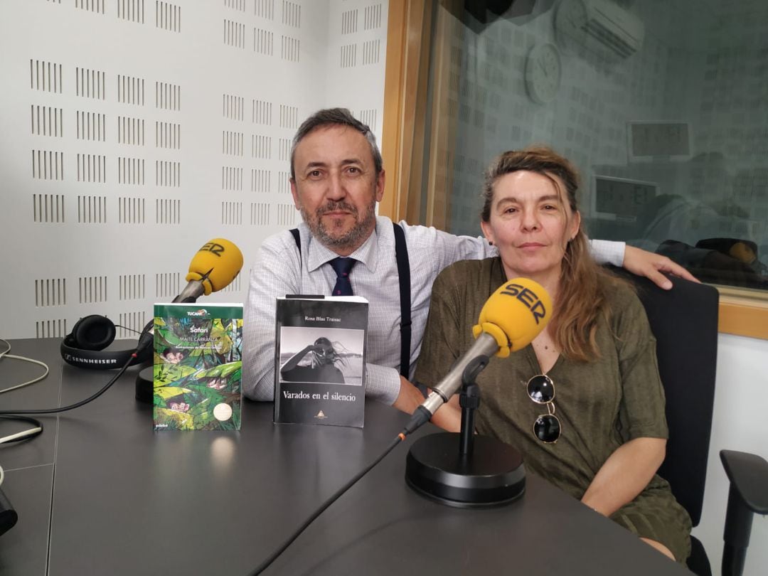 Chema Contreras y la escritora Rosa Blas Traisac en los estudios de la radio.