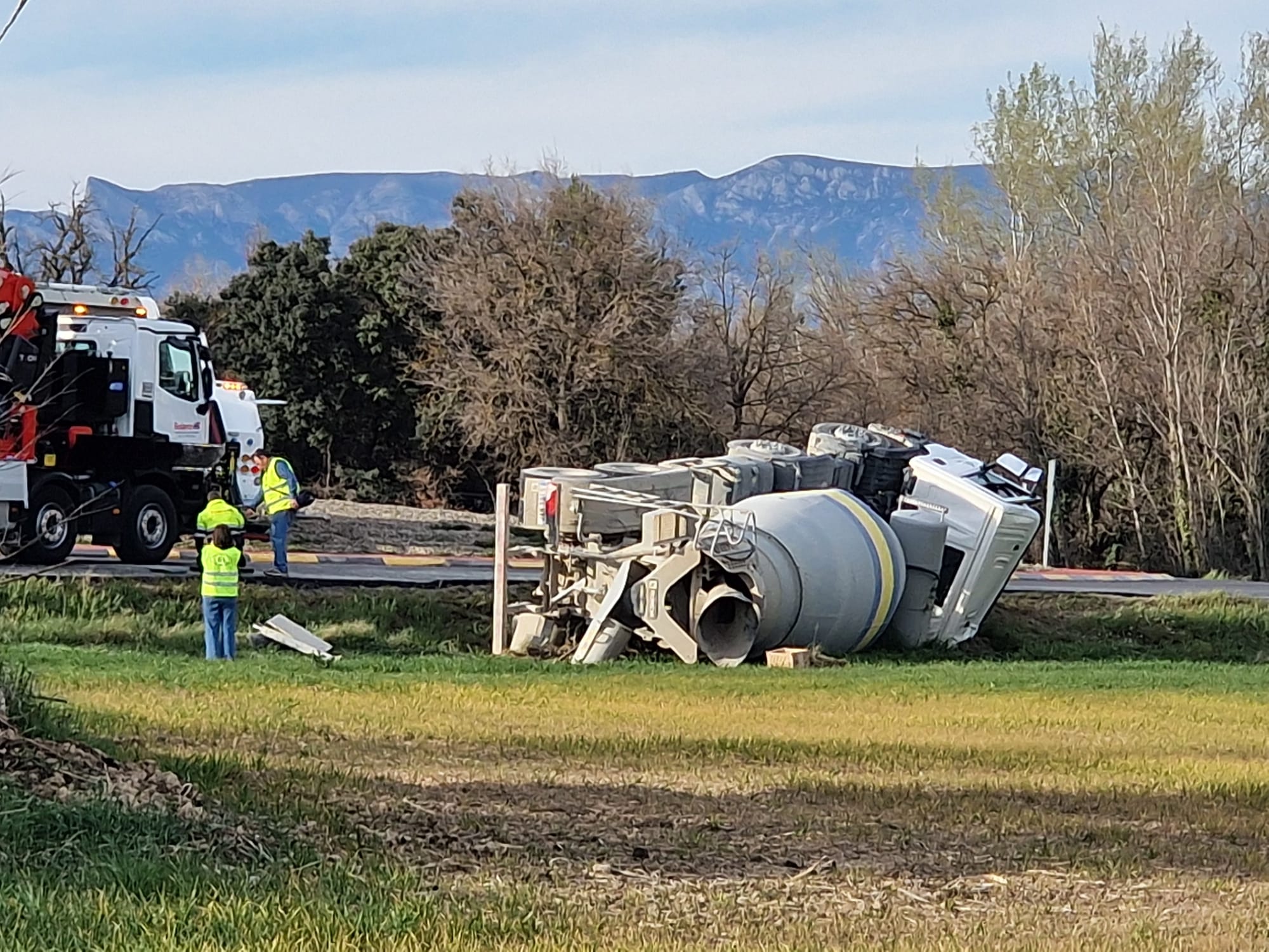 Vuelco de la hormigonera en la A-131