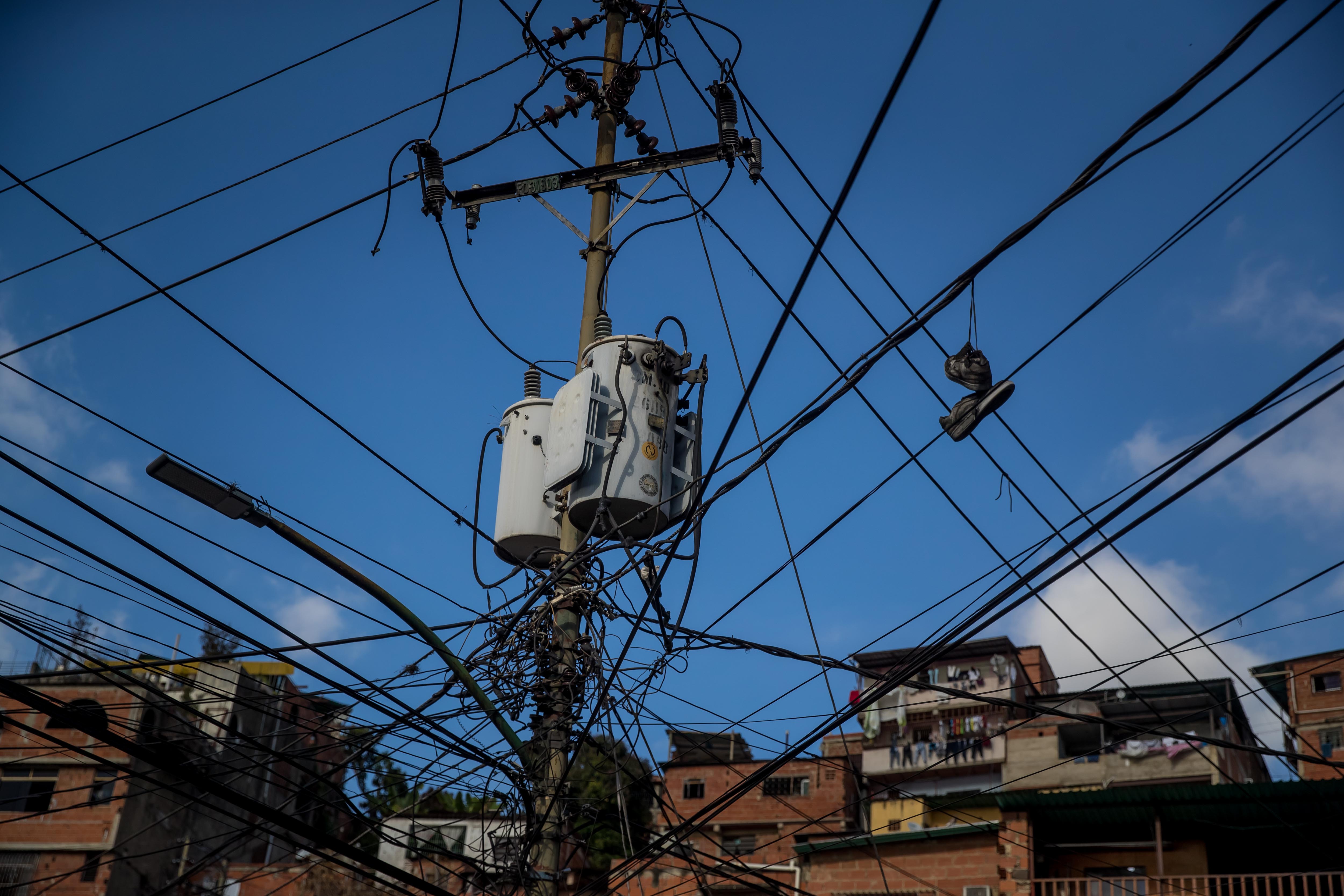 Fotografía de torres de conexiones eléctricas.