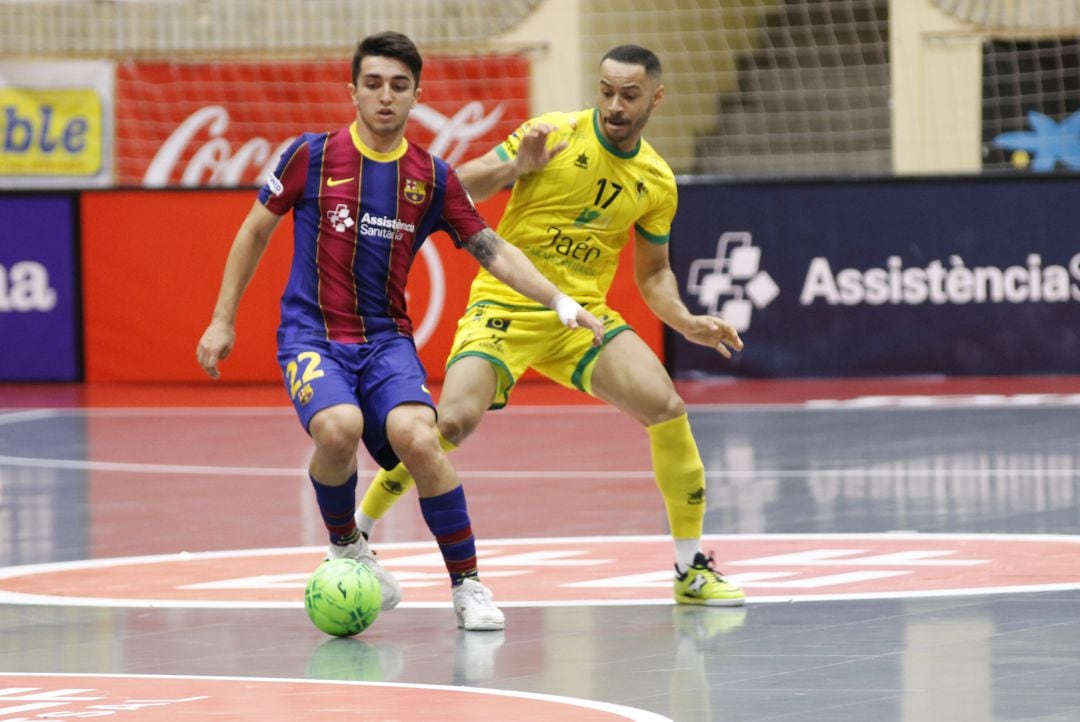 Dos jugadores del Jaén Paraíso Interior y del Barcelona en un momento del partido.