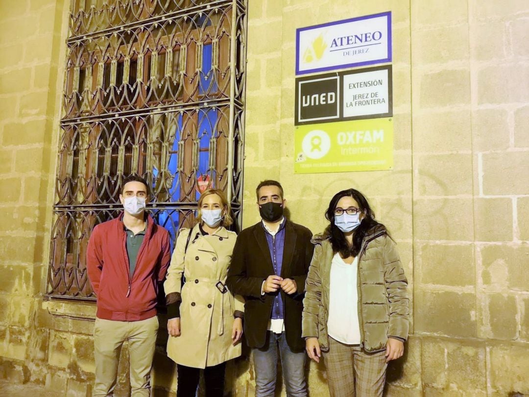 Los dirigentes populares, a las puertas de la sede de la UNED en Jerez