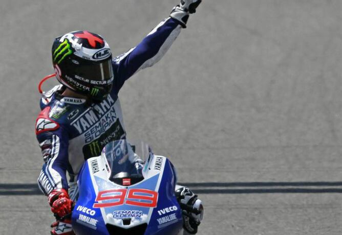 El español Jorge Lorenzo celebra el mejor tiempo en la calificación oficial de MotoGP para el Gran Premio de España que se disputa este domingo en el circuito de Jerez de la Frontera.