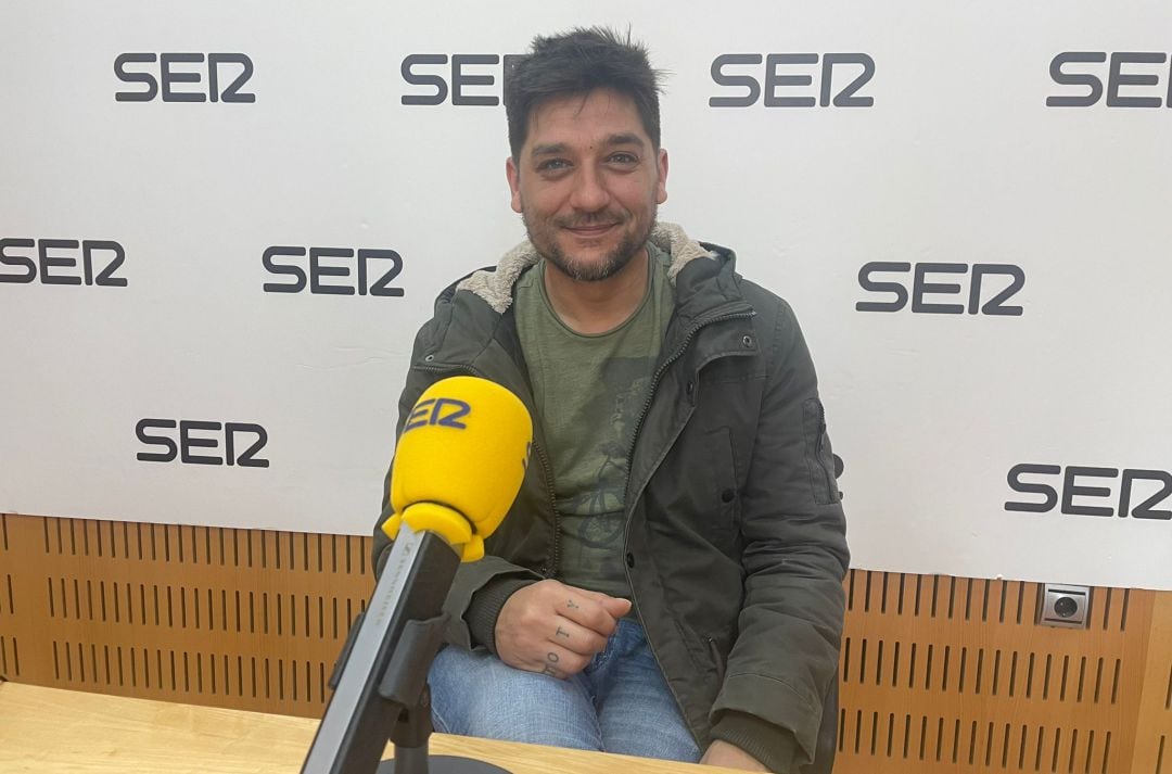 Diego Martín en los estudios de Radio Murcia para participar en el programa Hoy por hoy