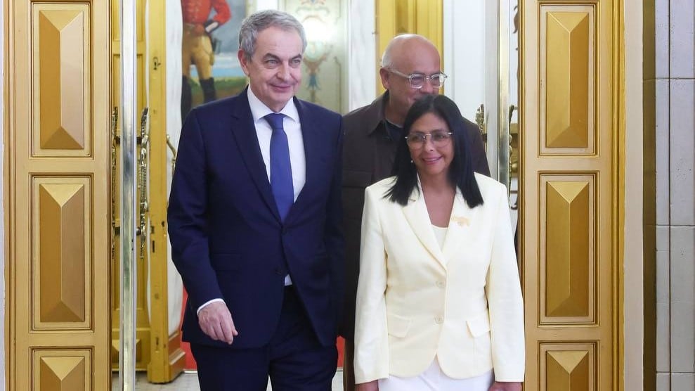 El expresidente español José Luis Rodríguez Zapatero y la presidenta encargada de Venezuela, Delcy Rodríguez, durante su reunión en Caracas.