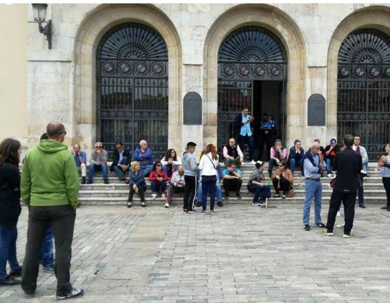 Trabajadores de Palbús concentrados frente al Ayuntamiento en la tarde de este martes antes de ser recibidos por el Alcalde