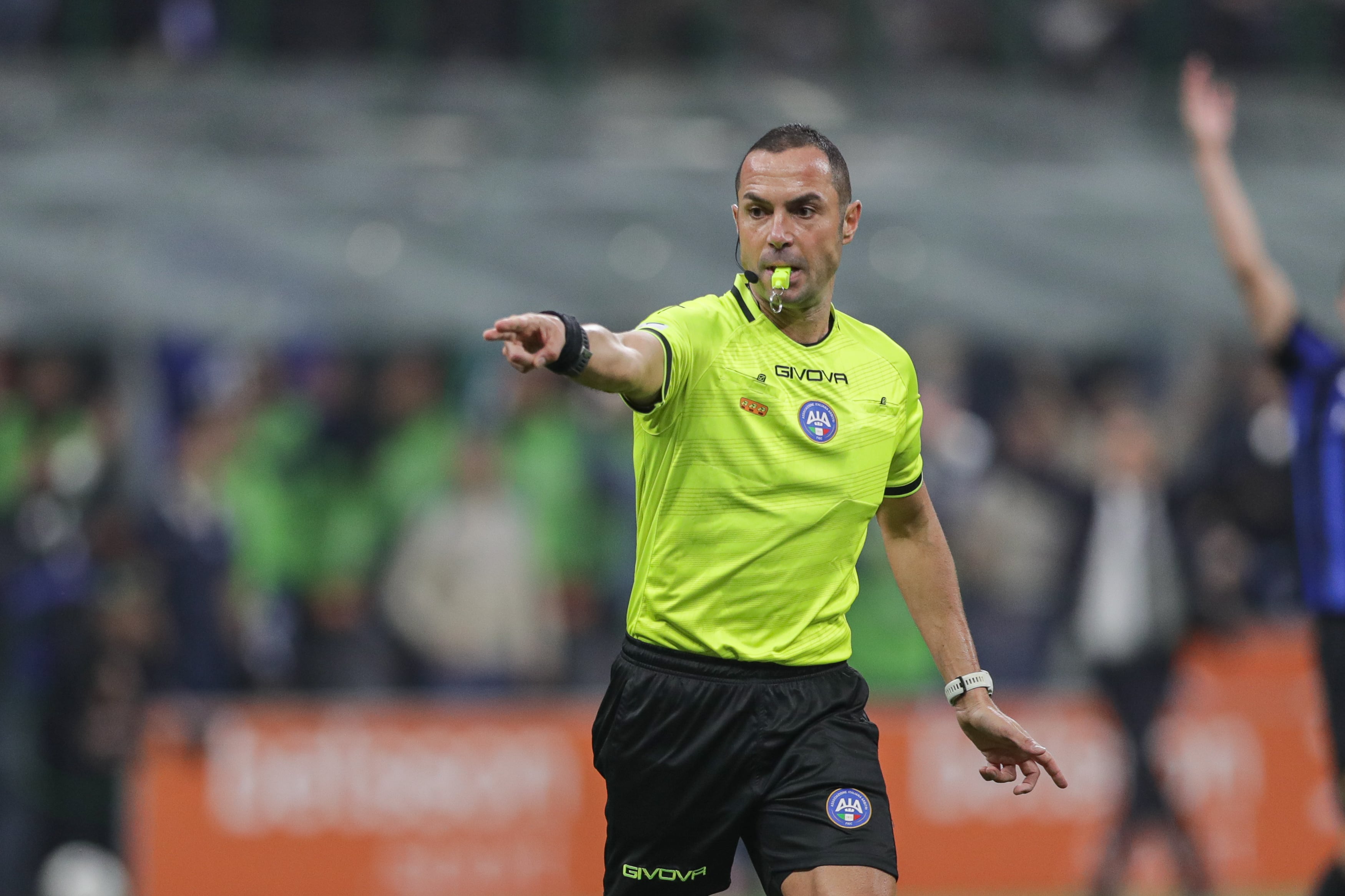 El árbitro Marco Guida dirige un partido de la Serie A de Italia