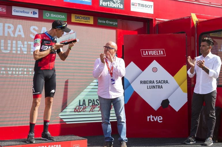 Alexandro de Marchi, gañador da 11ª etapa da Vuelta a España 2018, en Luíntra, xunto con Manuel Baltar, presidente da deputación de Ourense e Oscar Pereiro, ex ciclista profesional.