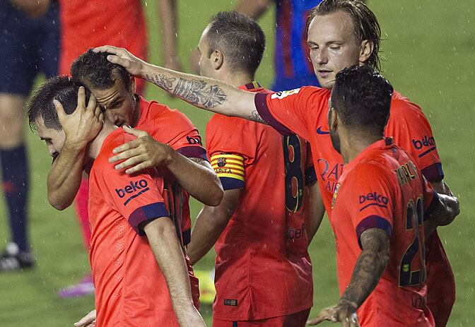 Los jugadores del Barça celebran el gol de Messi en el Ciutat del València