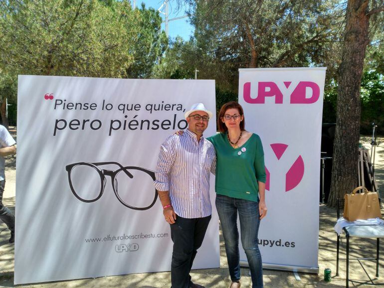 Iván Rodríguez junto a Mayte Pagazaurtundúa en el acto central de UPYD en Madrid