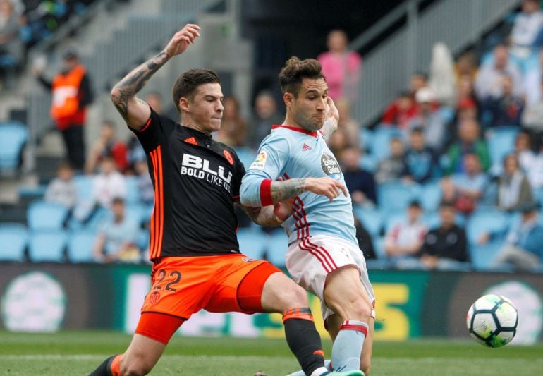 Hugo Mallo pelea un balón con Santi Mina en el Celta Valencia