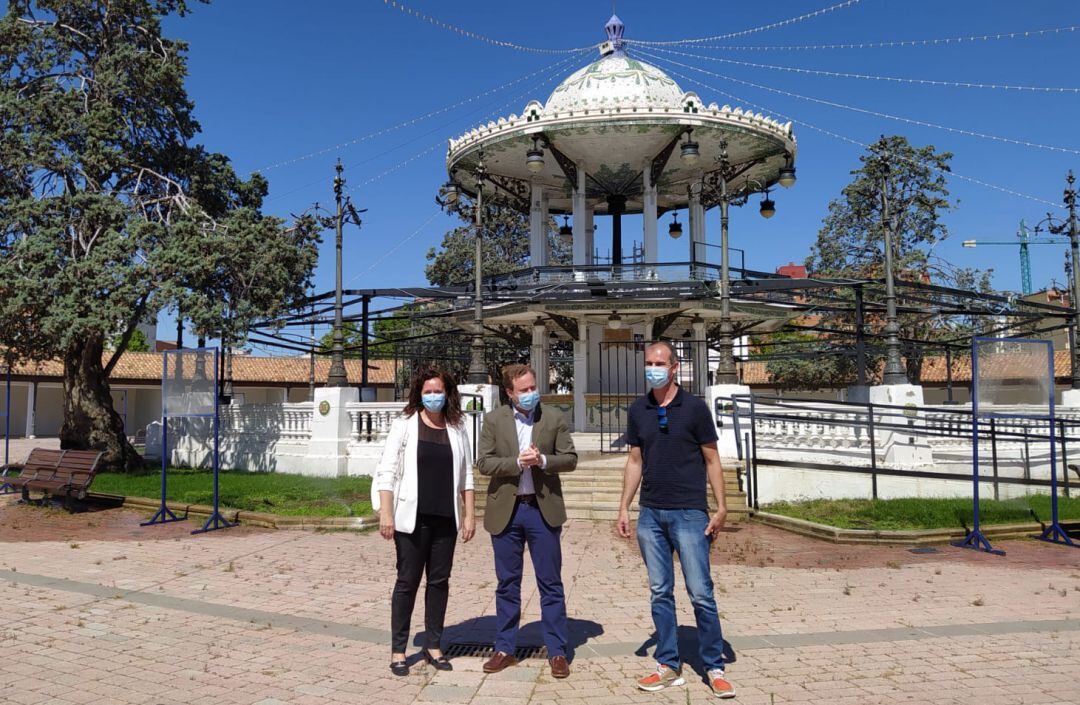 La concejala de cultura Teresa García, el alcalde Vicente Casañ y el representante de Territorio Musical Ángel Luis Sierra