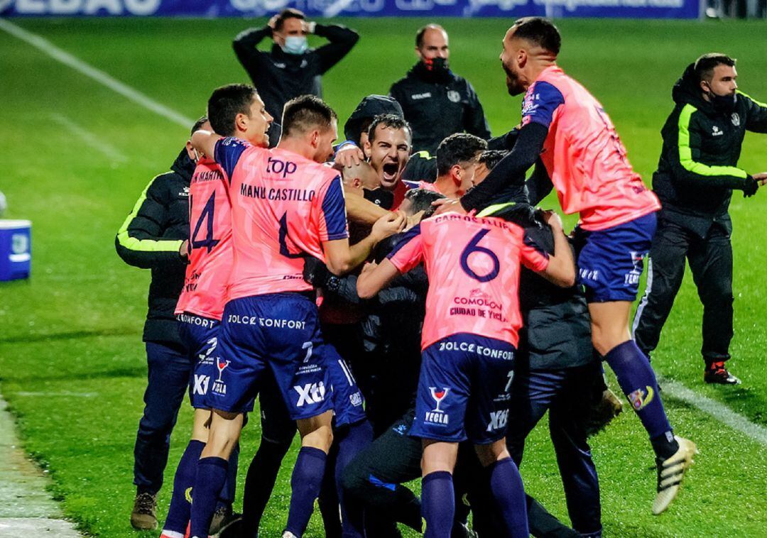 La plantilla del Yeclano celebrando un gol