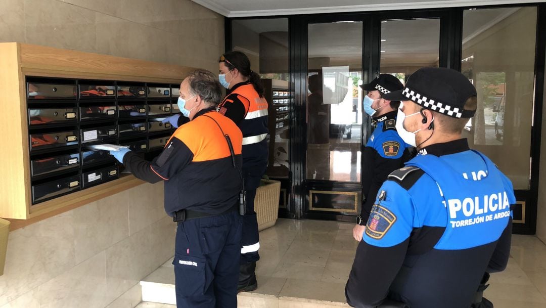 Voluntarios de Protección Civil y la Policía Local buzonean mascarillas