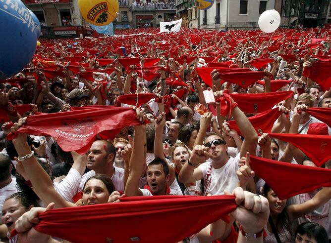 Miles de personas se reunen en la Plaza del Ayuntamiento de Pamplona para celebrar, pañuelos en alto, el inicio de los sanfermines