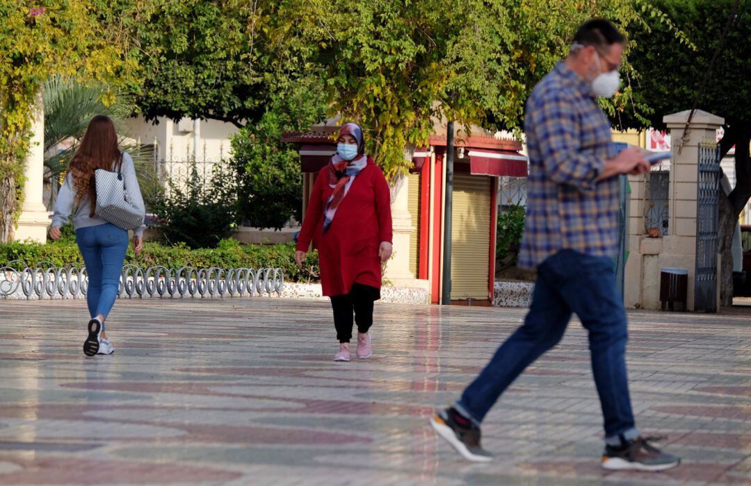 Varias personas caminan por el centro urbano de Melilla durante la pandemia de la COVID-19.