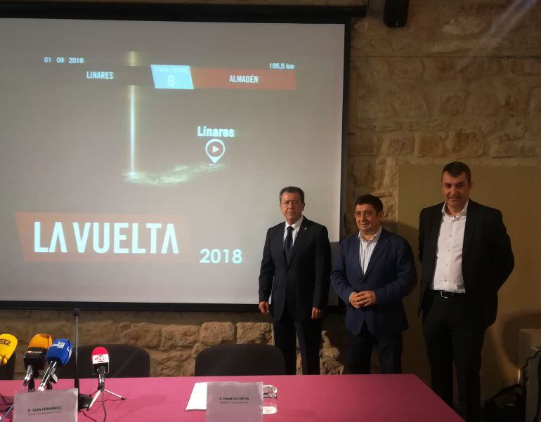 El alcalde de Linares, Juan Fernández, el presidente de la Diputación de Jaén, Francisco Reyes y el director de la Vuelta Ciclista a España, Javier Guillén durante la presentación en Linares de la octava etapa de la competición.