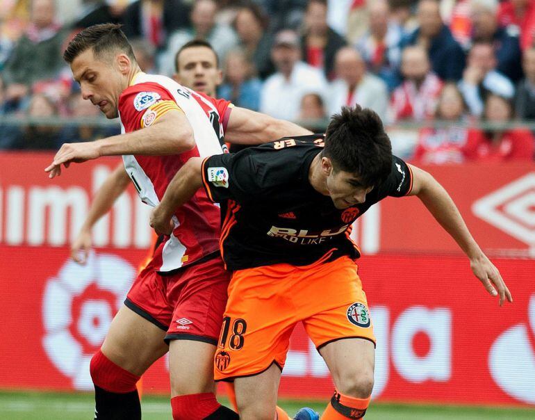 Soler pelea un balón con Granell