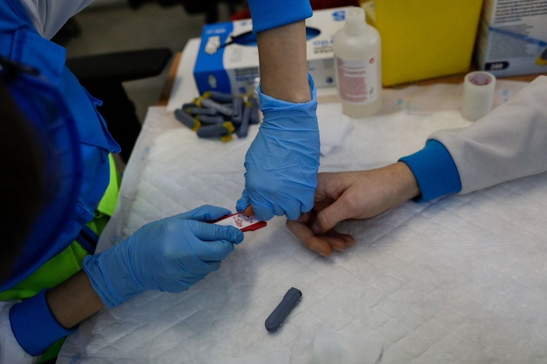 Un sanitario se hace el test para diagnosticar el Covid-19 durante un día de trabajo, foto de archivo