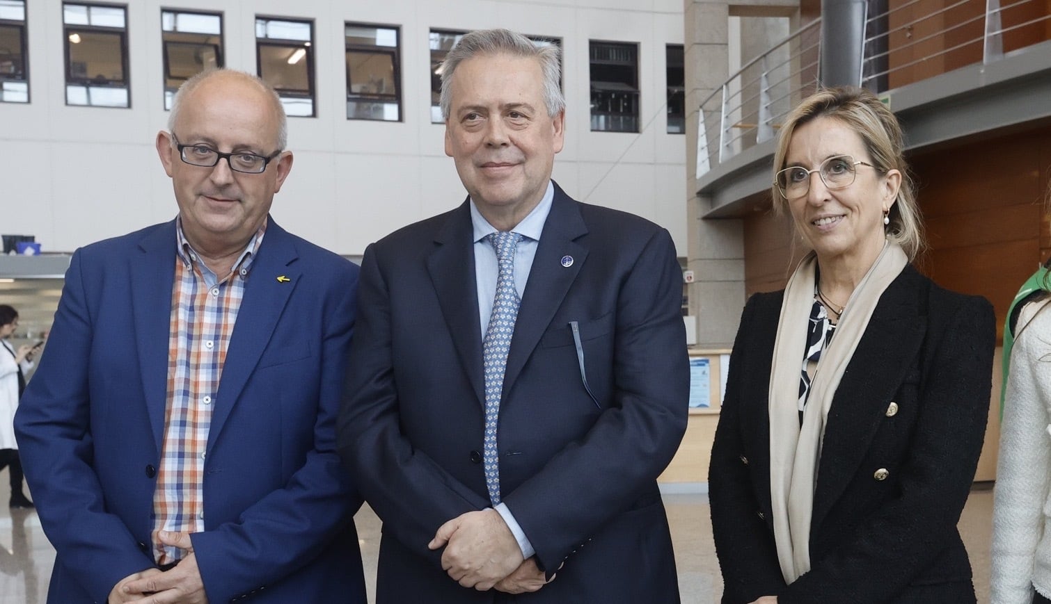 Ángel Facio y Antonio Gómez Caamaño, junto a Fernanda López Crecente, en el acto de presentación de la nueva gerente del Área Sanitaria de Ferrol (foto: Kiko Delgado / EFE)