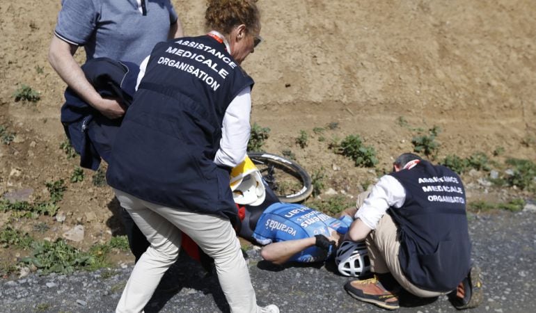 Michael Goolaerts es atendido en la Paris-Roubaix.