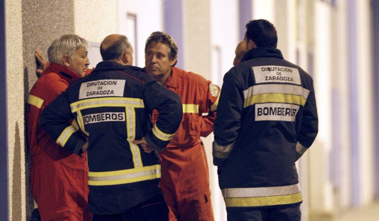 Bomberos de la Diputación de Zaragoza en las inmediaciones de la nave industrial de Figueruelas, en Zaragoza, en la que se ha atrincherado un hombre, que amenaza con suicidarse, para evitar ser desahuciado