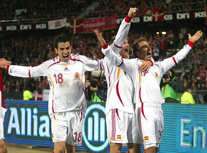 Los jugadores celebran el gol de Tamudo