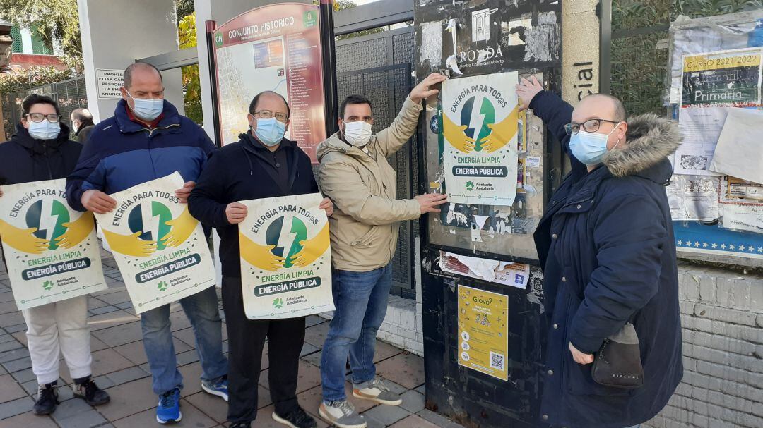 La formación de izquierdas ha llevado a cabo una pegada de carteles para informar a los ciudadanos