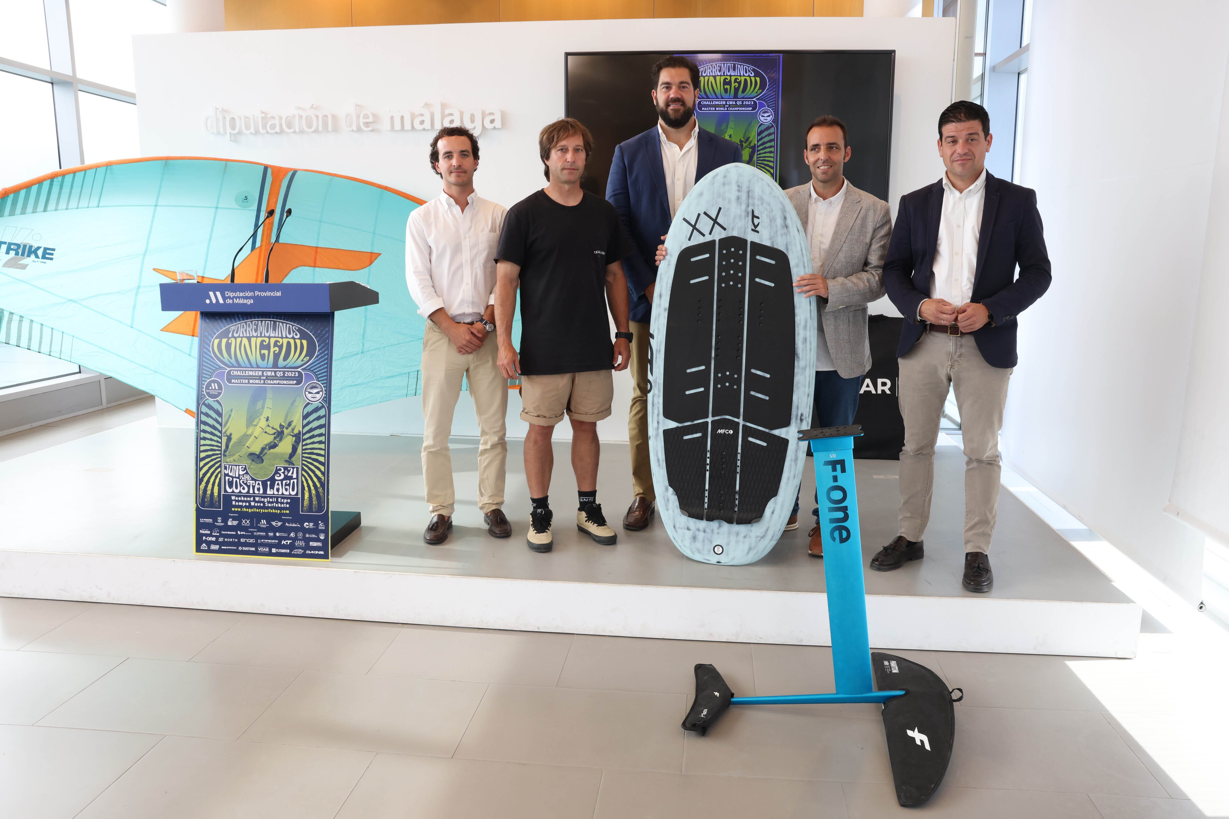 Representantes institucionales y de la organización posan tras la presentación del evento