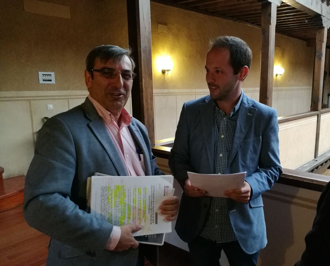 El portavoz popular Sanz Merino (i) junto al responsable del grupo socialista  Alberto Serna esta mañana tras la presentación de los presupuestos para 2019 
