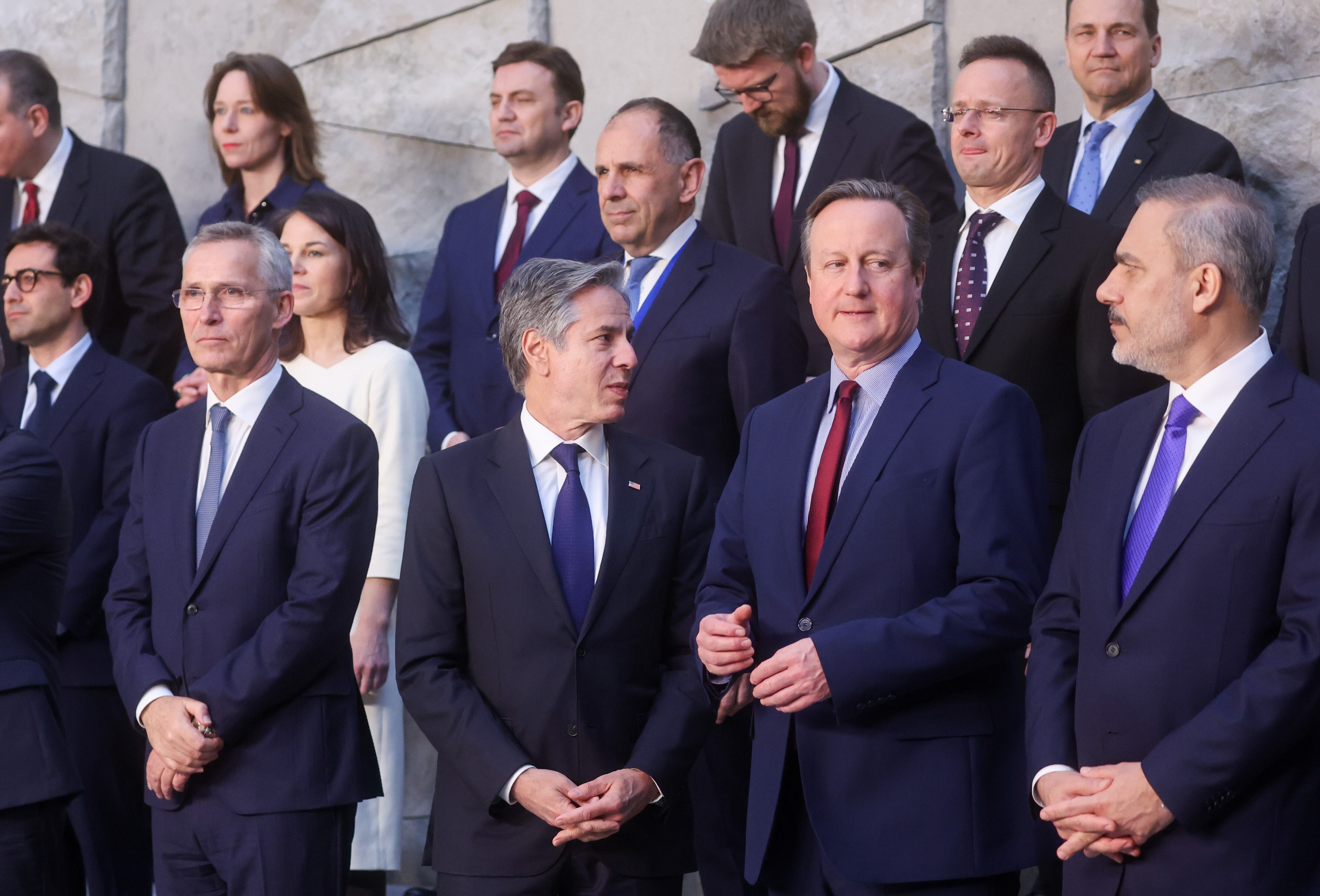 El secretario general de la OTAN, Jens Stoltenberg, junto a Antony Blinken, David Cameron y otros ministros de Exteriores en el cuartel general de la alianza en Bruselas.